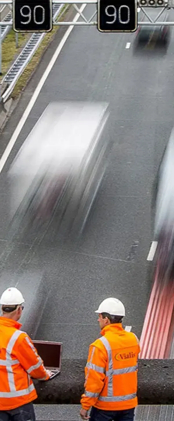 Snelweg met bouwmedewerkers