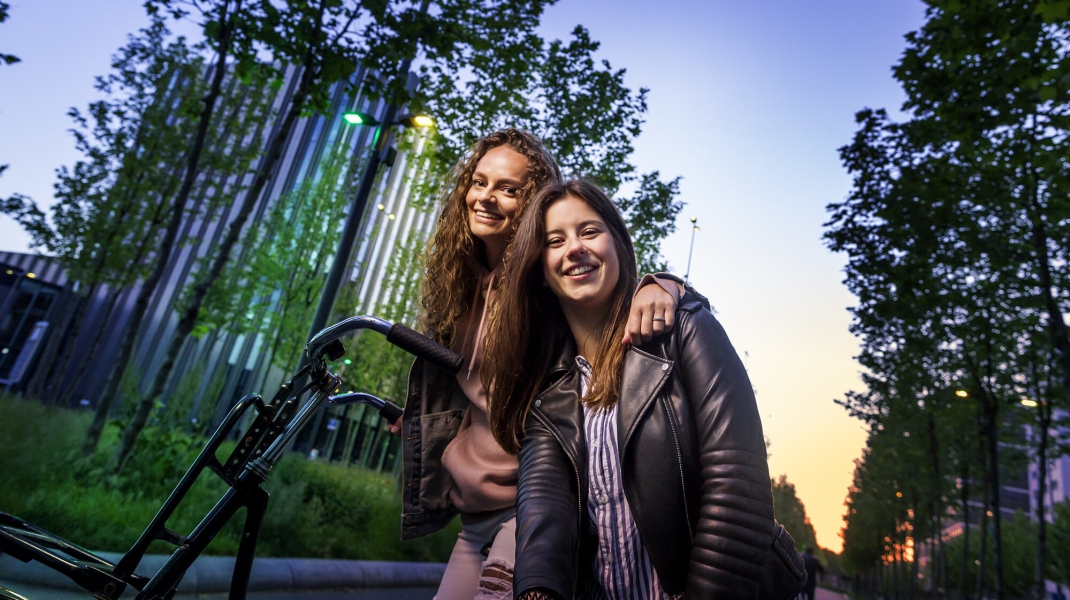 Jonge mensen in de stad